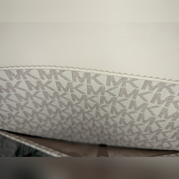 Michael Kors Jet Set Travel Large Duffle PVC Signature Light Cream Multi NWOT - Picture 4 of 13